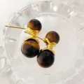 Boucles d'oreilles double face en œil de tigre naturel, design minimaliste et élégant. - Style Oeil de Tigre