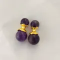 Boucles d'oreilles sphériques à double face élégantes avec des montures en métal doré luxueux. - Style Améthyste
