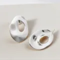 Gros plan de boucles d'oreilles géométriques irrégulières minimalistes argentées, design élégant. - Style Géométrique Irrégulier Brossé / Argent