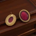 Vue détaillée de boucles d'oreilles vintage rouges tressées, devant et tige au dos. - Rouge