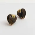 Boucles d'oreilles clous cœur chics en pierre naturelle marron et détails dorés. - Œil de tigre