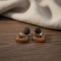 Boucles d'oreilles U en résine kaki de luxe rétro avec clou en bois, style Maillard chic. - Khaki Clair