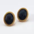 Boucles d'oreilles tissées plaqué or pierre noire vintage détail gros plan rétro. - Noir