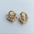 Gros plan de boucles d'oreilles grappe de perles vintage avec anneau dore elegant. - Style de Raisin Vintage (DA260119) / Décoration en perles synthétiques