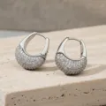 Exquises boucles d'oreilles créoles pavées de zircone en argent, bijoux élégants et chics. - Argent