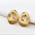 Boucles d'oreilles cercle géométrique irrégulier or mat, puces d'oreilles métal. - Style Géométrique Irrégulier Brossé / Or