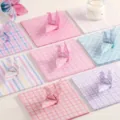 Detailansicht von buntem quadratischem Origami-Papier mit gefalteten Kranichen und Pastellmustern. - Geschichtetes Gitter / 200 Stück
