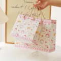 Sac cadeau en papier motif chat fraise, design à carreaux roses, grand et épais pour fêtes. - Mignon Chat & Lapin Fraise / L