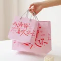 Rosa Valentinstag Geschenktüte romantische Papiertüte mit Spruch für Feste und Geschenke - Ich mag dich einfach / L