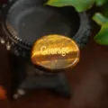 Pierre de palmier œil de tigre naturelle gravée Courage doré pour méditation et soin - Courage