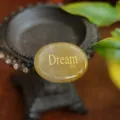 Aimant en pierre d'agate jaune naturelle avec inscription Dream dorée gravée à la main - Dream