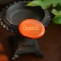 Aimant en pierre de jaspe rouge fait main avec gravure dorée 'Gratitude' pour la méditation - Gratitude
