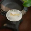 Imán de piedra de cristal de cuarzo natural grabado con la palabra Happiness en oro para meditar - Happiness
