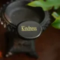 Imán de piedra de poder ovalado negro con grabado Kindness dorado para meditación - Kindness