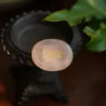 Piedra de cuarzo rosa natural hecha a mano con grabado Love dorado para meditación - Amor
