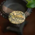 Imán de piedra jaspe dálmata grabado con texto Strength dorado para la meditación - Strength