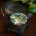 Piedra de ágata de musgo natural con grabado Wealth dorado para meditación y decor. - Wealth