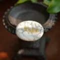 Piedra de cristal de mármol blanco natural grabada con 'Wisdom' para meditación y hogar - Wisdom