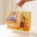 Grazioso sacchetto regalo in carta per la festa dei bambini con simpatici animali stampati carini. - Taglia L