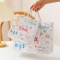 Afstudeercadeau papieren tas met creatief graffiti-ontwerp voor feestelijke viering. - Afgestudeerd (Blauw Klein) / S
