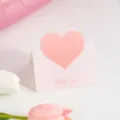 Rosa Klapp-Faltkarte mit 3D Herz und Dankeschön Text für Valentinstag Blumen und Geschenke. - Stil D
