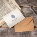 Minimalistische retro literarische Grußkarte mit Umschlag, Monstera-Blatt-Muster und Text. - Retro-Wald - Monstera (Mit Umschlag)