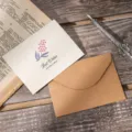 Mini-Grußkarte mit Kraftpapier-Umschlag, Retro-Blumen-Design, ideal für Wünsche und Notizen. - Retro-Wald - Ardisia (Mit Umschlag)