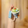 Gehäkelter Blumenstrauß Schlüsselanhänger mit Perlenband, handgemachter Anhänger für Tasche. - Vergessen Sie Niemals Den Lehrer (Perlenkettenstil) / Blau