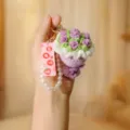 Gehäkelter Blumenstrauß Schlüsselanhänger mit Perlenarmband und süßem Anhänger, lila. - Keine Sorgen (Perlenkettenstil) / Lila