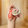 Handgefertigter Häkelblumen-Strauß Schlüsselanhänger mit Perlenarmband und rotem Glücksanhänger. - Viel Glück (Perlenkettenstil) / Rosa