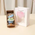 Handgemachte Häkelblumen-Strauß Schlüsselanhänger, süßes Strickgeschenk mit Box für Lehrer. - Vergessen Sie Niemals Den Lehrer (Geschenkbox-Set) / Blau