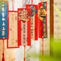 Chinesische Wunschkarte Hängende Dekoration Traditioneller Segen Anhänger für Klassenzimmer - Set mit 28 Karten mit roten Quasten und Seilen / 28er Set
