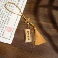 Traditioneller chinesischer goldener Quasten-Anhänger mit glücksverheißendem Kalligraphie-Charme. - Siegesschwein-Stil