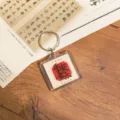 Antikes Kalligraphie Schlüsselanhänger mit chinesischem Design, perfekt als Neujahrsgeschenk. - Frieden und Freude / Ohne Quaste