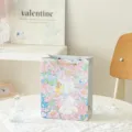 Schöne Geschenktüte mit Blumenillustration, ideal für Party-Mitgebsel und Geschenkverpackung. - Wandern Zwischen Blumen / S