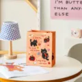 Süße schwarze Katze Apfel Geschenktüte, ästhetische Cartoon Papiertüte mit Griffen für Geschenke. - Kätzchen mit Apfel / S