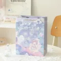 Frische Blumen-Geschenktüte aus Papier mit süßer Illustration als Tragetasche für Party - Endlose Sommernacht / L