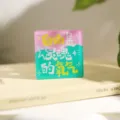Niedlicher quadratischer Kühlschrankmagnet mit Spruch, ästhetische Pastell Deko für den Schreibtisch. - Freiheit ist Sauerstoff für die Seele