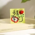 Quadratischer, ästhetischer Kühlschrankmagnet mit inspirierendem chinesischen Text und Apfel. - Freude und Frieden