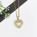 Primo piano dettagliato di una collana con ciondolo a cuore dorato e zirconi luminosi. - Stile Cuore Cavo (XL2607-156)