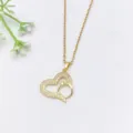 Primo piano dettagliato di una elegante collana con ciondolo a cuore dorato e zirconi. - Stile Maglia Cuore (XL1200-388)