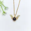 Dettaglio primo piano di una collana in acciaio dorato con corna di cervo in zircone. - Forma di Corna (XL2606-152)