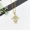 Primo piano di una collana con ciondolo dorato a forma di bambina con zirconi splendenti - Forma di Ragazza Carina (XL2607-159)