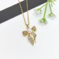 Elegante collana con ciondolo a fiocco dorato con perla centrale e zirconi cubici scintillanti. - Fiocco Dorato (XL2607-147)