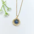 Collana con catena in acciaio inossidabile dorato con zirconi e pietra termosensibile. - Strass Tondo (XL2606-153)