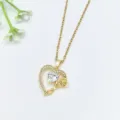 Dettaglio in primo piano della delicata collana con ciondolo a cuore dorato e zirconi luminosi. - Stile Rosa Cuore (XL1200-392)