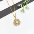 Dettaglio collana fiore oro con perla centrale e pietre di zircone scintillanti. - Fiore a Tre Petali Dorato (XL2607-148)