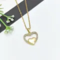 Vista dettagliata di una collana con ciondolo a doppio cuore dorato con zirconi brillanti e graziosi. - Stile Cuore a Doppio Strato (XL2607-160)
