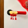 Rote Plüsch Ingot Quaste Türgriff Abdeckung für das chinesische Neujahr Festdekoration - Wohlstand & Glück Stil