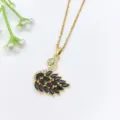 Dettaglio della collana con cigno, decorata con zirconi neri e trasparenti su catena dorata. - Oro Zirconia Nero & Bianco (XL2606-167)